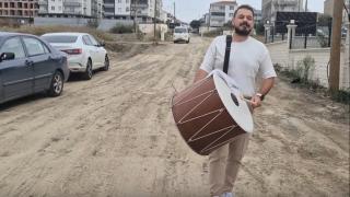 Bozuk yollara maniyle davullu tepki