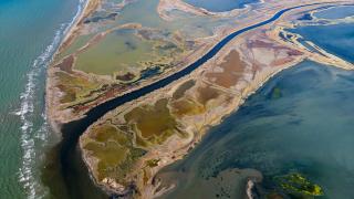 Doğanbey’de kuraklık nedeniyle mendereslerin renkli değişimi görüntülendi