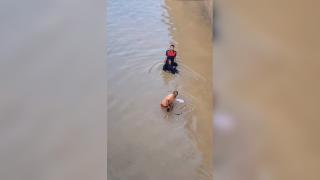 Suyla dolan alt geçitte mahsur kalan engelli kadın kurtarıldı