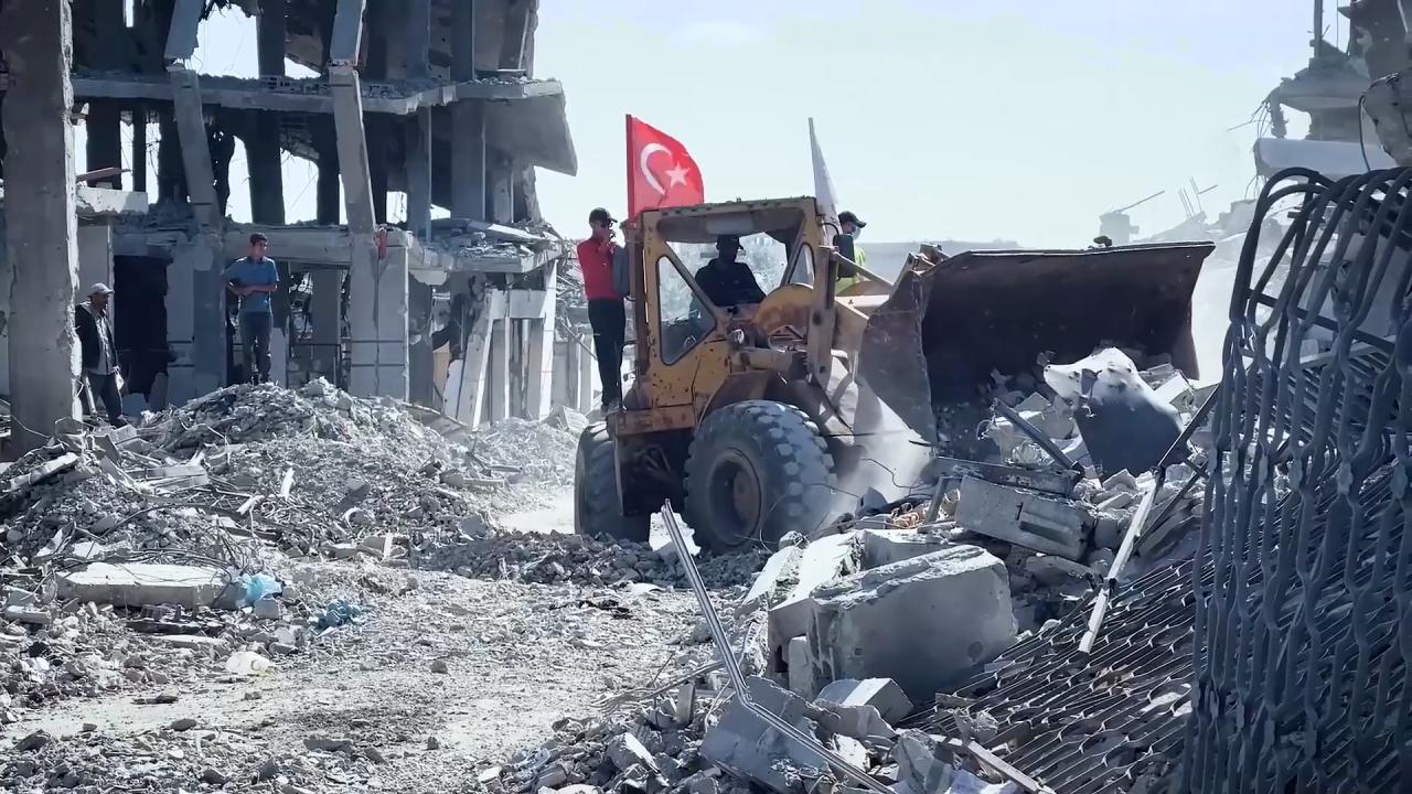 Gazze'de enkaz kaldırma ve temizlik çalışmaları yürütülüyor