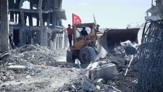 Gazze'de enkaz kaldırma ve temizlik çalışmaları yürütülüyor