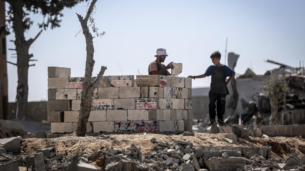 Ateşkesin ardından Filistinli aileler yıkılan evlerini yeniden inşa etmeye çalışıyor
