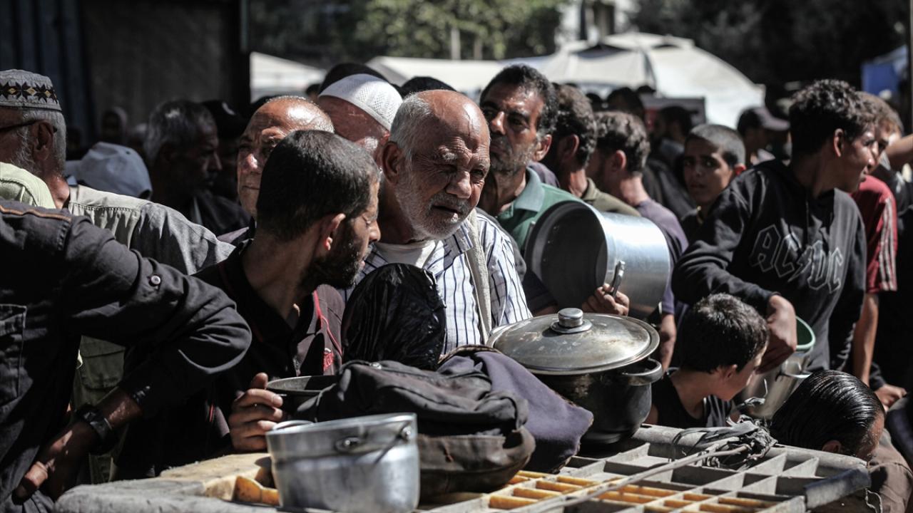 Gazze'de açlıkla mücadele eden Filistinlilere, yemek dağıtıldı
