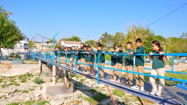 Gediz kurudu, öğrenciler boş nehir yatağına olta attı
