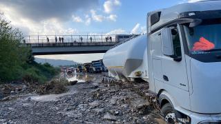 Hatay'da sağanak nedeniyle araçlar mahsur kaldı