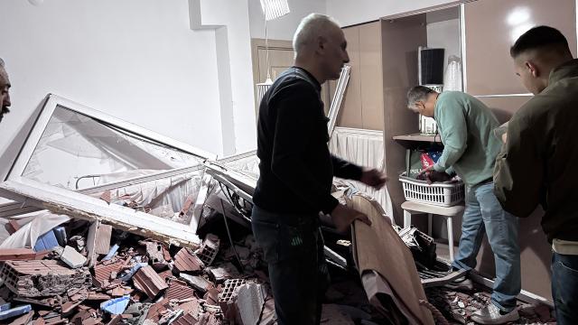 Freni boşalan kamyon evi yerle bir etti