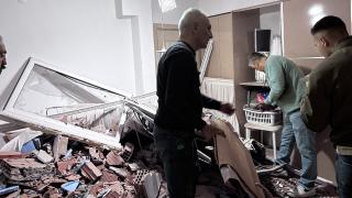 Freni boşalan kamyon evi yerle bir etti