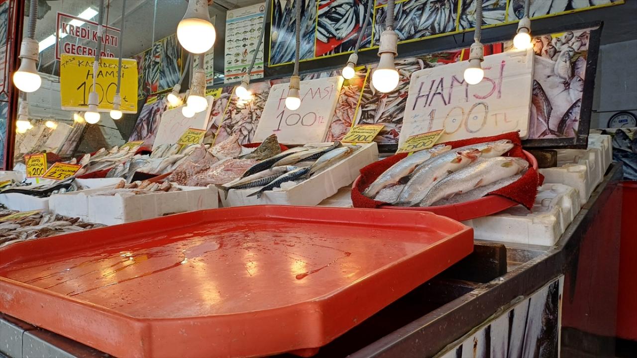 Karabük'te fiyatı 100 liraya düşen hamsi tezgahlarda kısa sürede tükendi