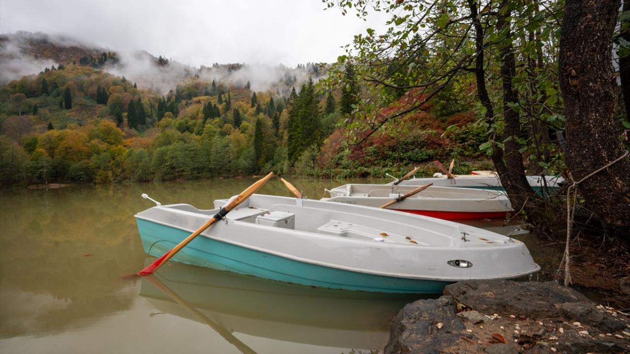 Borçka'daki Karagöl, güz renklerine büründü