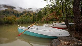 Borçka'daki Karagöl, güz renklerine büründü