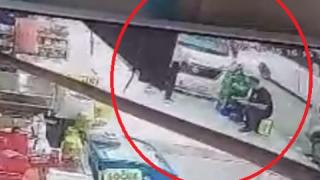 Yolcu minibüsü kaldırımdaki 2 kişiye böyle çarptı