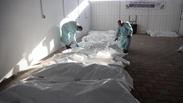 Kızılhaç ekibi, İsrail'in Gazze'den alıkoyduğu 45 Filistinlinin naaşını teslim aldı