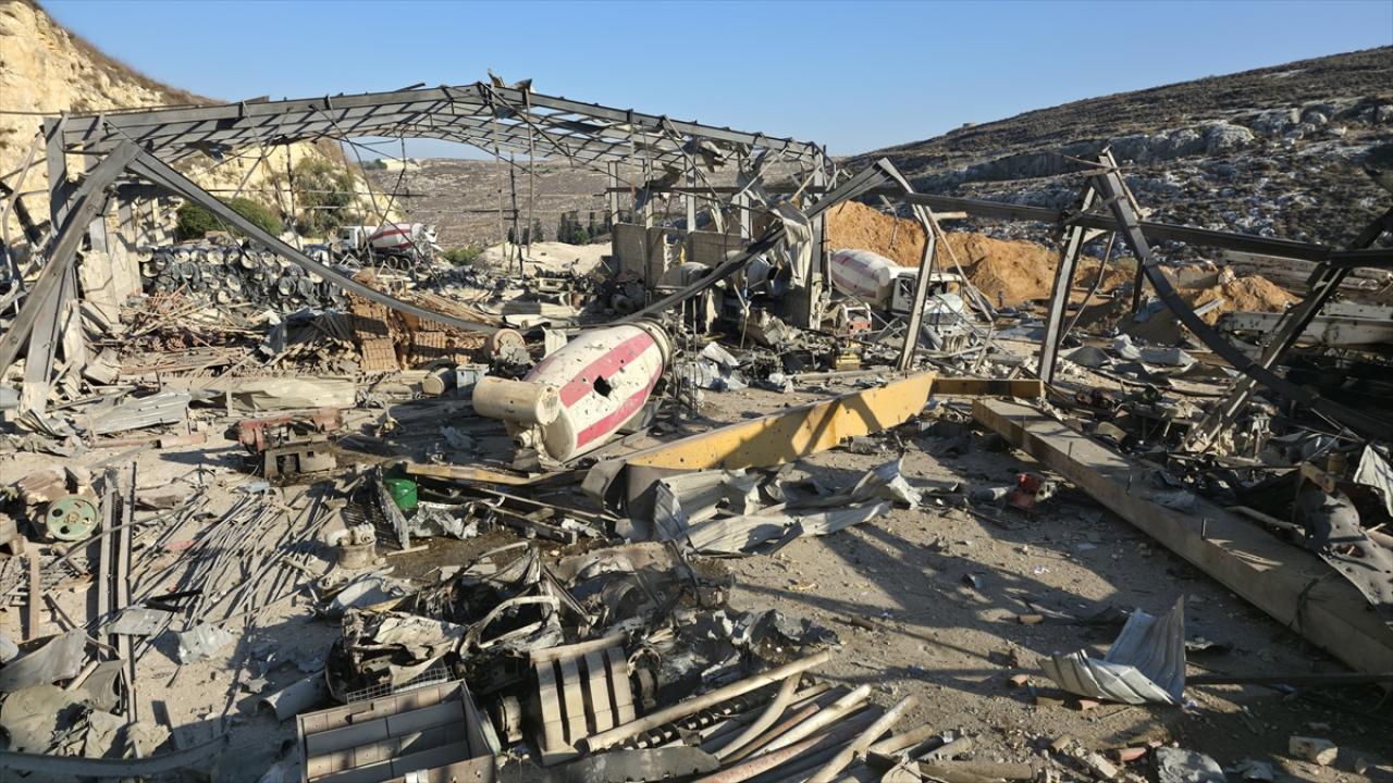 Soykırımcı İsrail ordusu, Lübnan’ın güneyinde çok sayıda binayı yıktı