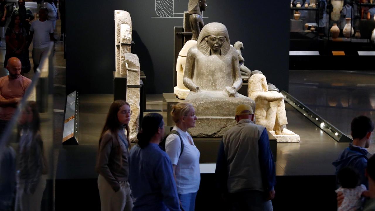 Giza'daki Büyük Mısır Müzesi, her yıl binlerce turist tarafından ziyaret ediliyor