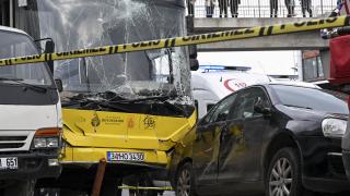 İstanbul'da İETT otobüsü durağa girdi: Kaza anı kamerada