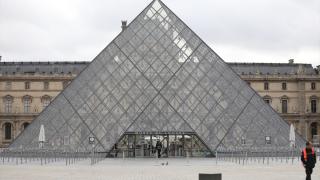 Paris’te soyguna rağmen Louvre Müzesi çevresinde yoğunluk yaşandı