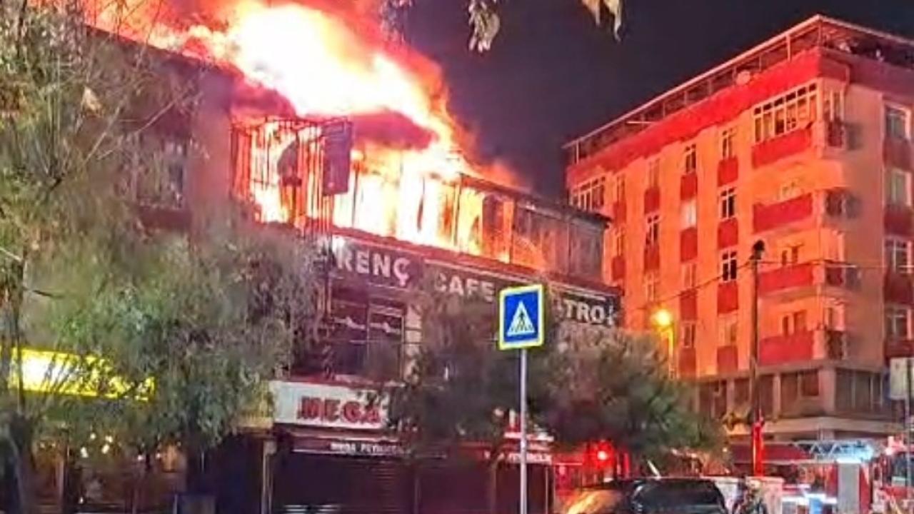 Kafenin çatı katında yangın