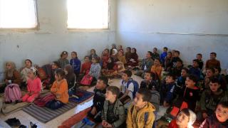 Suriye'de öğrenciler soğuk sınıflarda yere oturarak eğitim görüyor