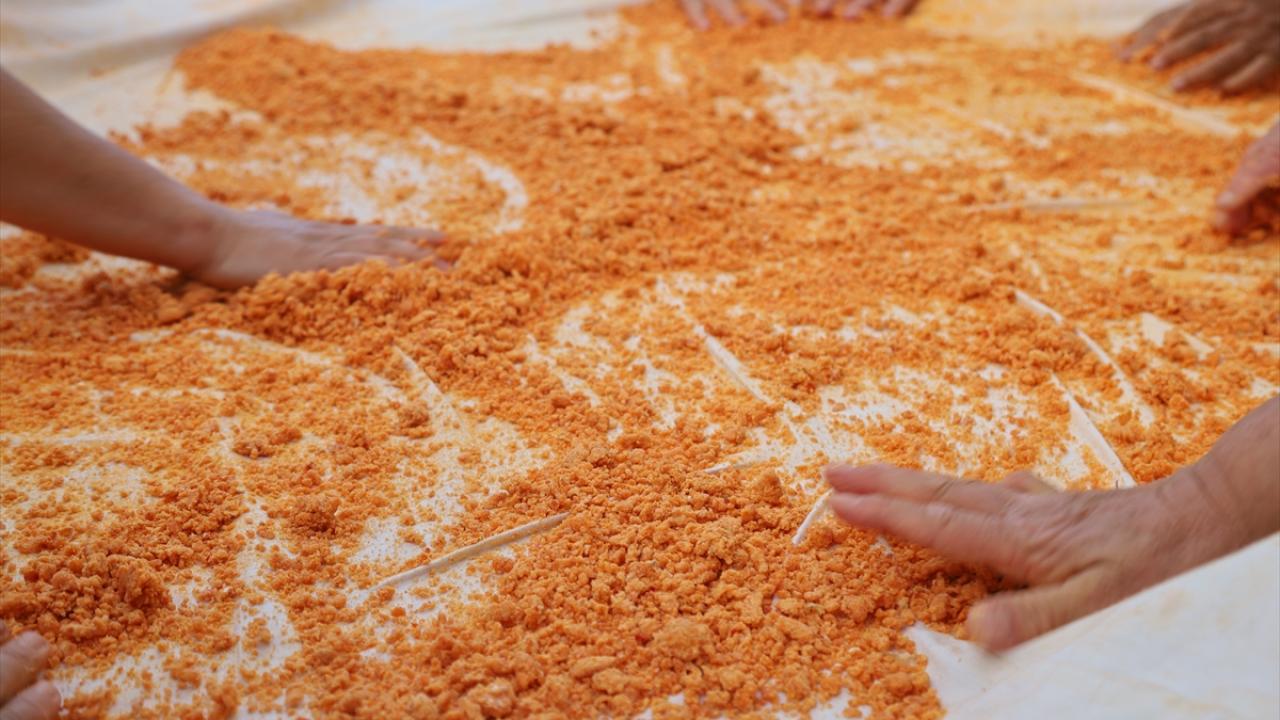 Sındırgı'da kadınlar imeceyle tarhana yapıyor