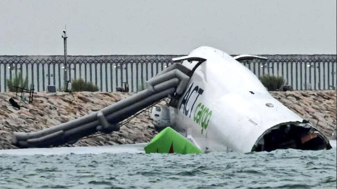 Çin'de kargo uçağı pistten çıkarak denize sürüklendi