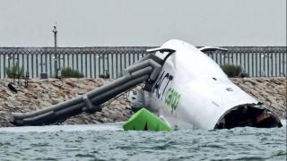 Çin'de kargo uçağı pistten çıkarak denize sürüklendi