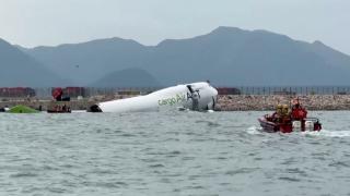 Çin'de kargo uçağı pistten çıkarak denize sürüklendi