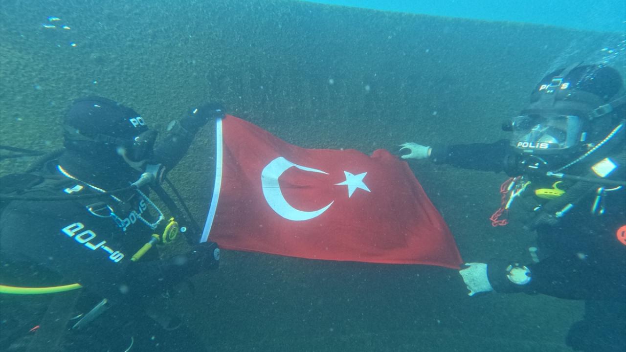 "Kurbağa adamlar" ve deniz polisleri dalış ve tatbikatlarla göreve hazırlanıyor