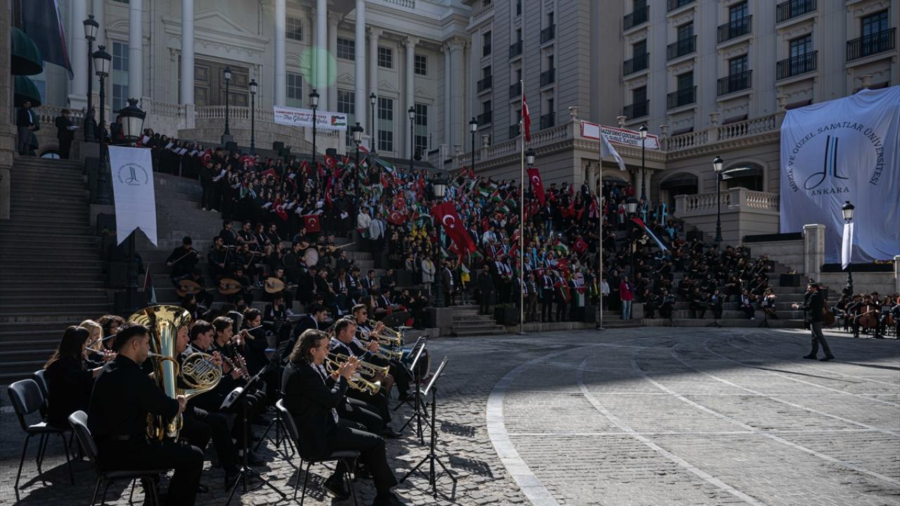 500 kişilik koro "Can Filistin"i seslendirdi