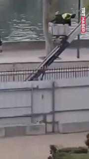 Louvre Müzesi soyguncularının kaçma anı kamerada