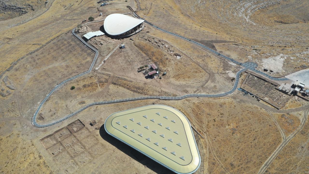 "Önceliğimiz arkeolojik alanların korunmasıdır"