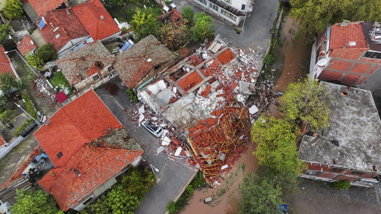 CAN KAYBI YOK, 3 BİNA VE 1 DÜKKAN YIKILDI