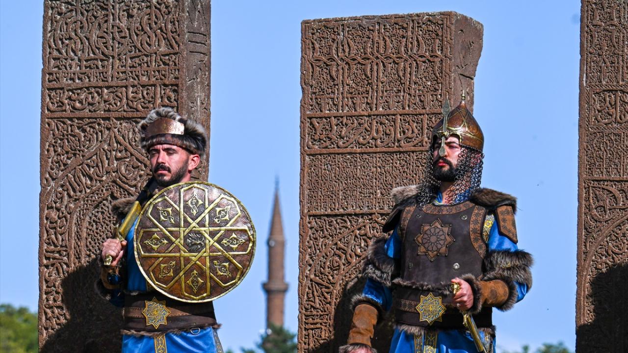 "Tarihimizi unutmadan ecdadımızın izninde yürüyerek bugün de görevimizin başındayız"