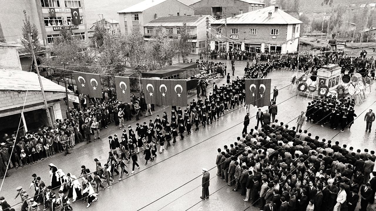 Siyah beyaz fotoğraflarla 29 Ekim Cumhuriyet Bayramı