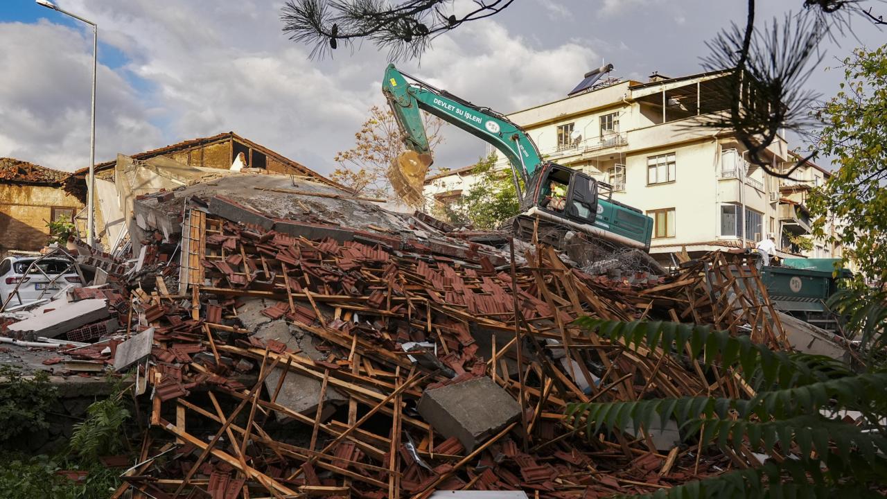 Balıkesir’deki depremde yıkılan binaların enkazı kaldırılıyor Balıkesir’deki depremde yıkılan binaların enkazı kaldırılıyor