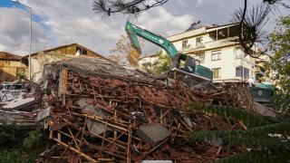 Balıkesir'deki depremde yıkılan binaların enkazı kaldırılıyor