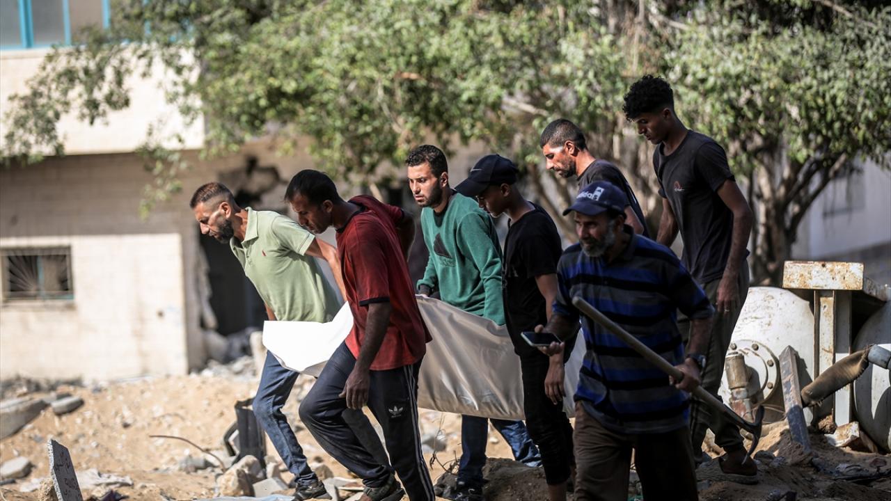 Geçici mezarlara defnedilen Filistinlilerin cenazeleri çıkarılıp aile mezarlıklarına defnediliyor