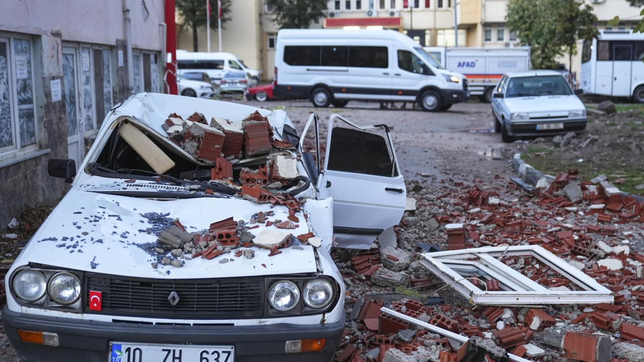 Sındırgı sallanmaya devam ediyor Sındırgı sallanmaya devam ediyor