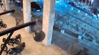 Merkez üssü Sındırgı olan deprem anı kameralara yansıdı