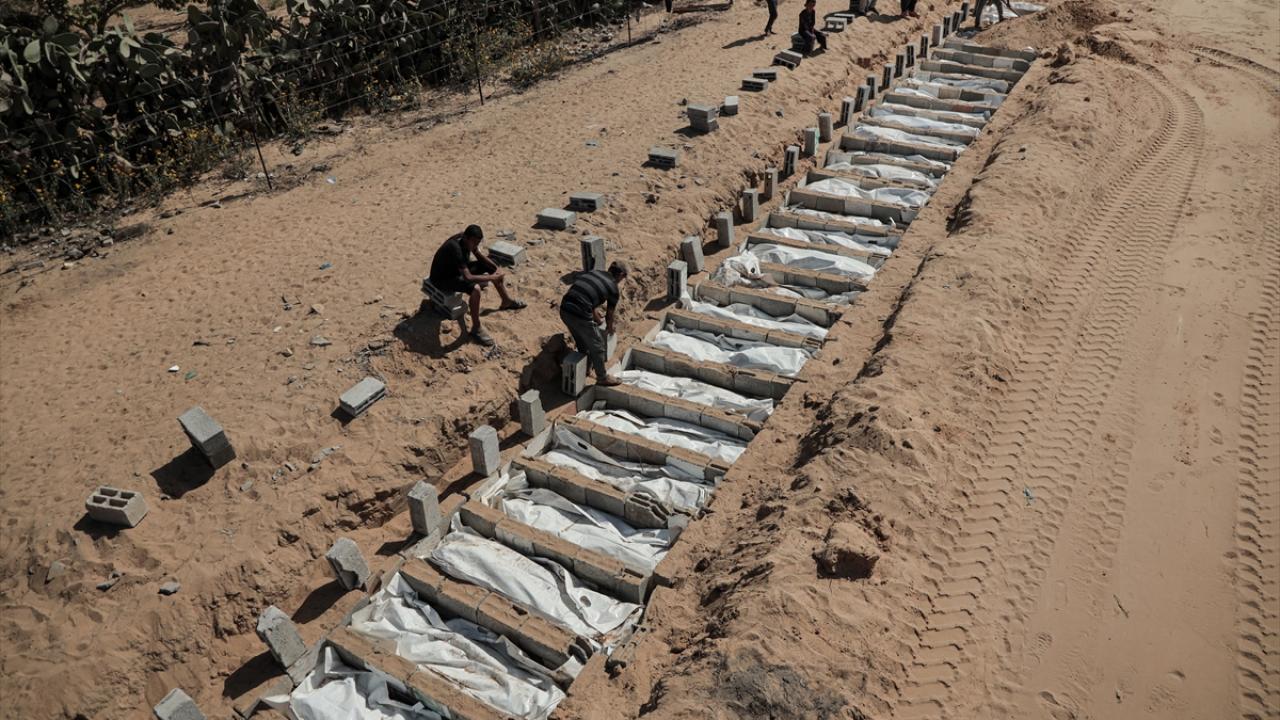 Kimlikleri tespit edilemeyen 54 Filistinlinin cenazesi Deyr Belah'a defnedildi