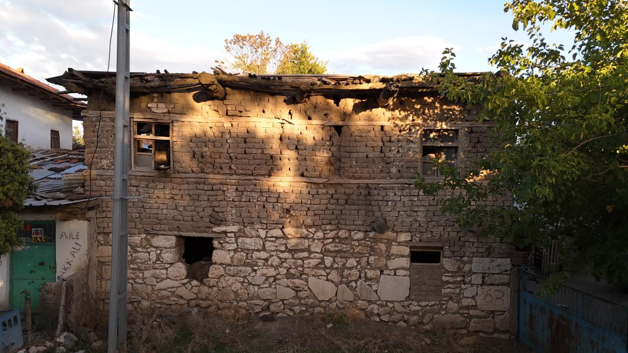 Taş değil, tarih döşemişler… Bu ev 1800 yıllık ‘mektubun’ üzerinde duruyor Taş değil, tarih döşemişler… Bu ev 1800 yıllık ‘mektubun’ üzerinde duruyor