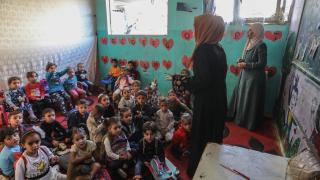 Gazze'de okulları yıkılan öğretmenler evlerini eğitime açtı