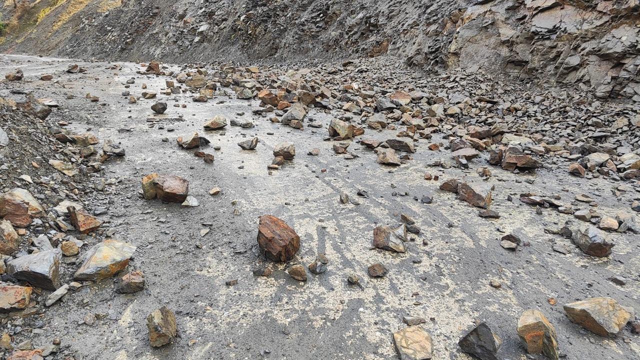 Batman'da sağanak heyelana sebep oldu: Çok sayıda yol trafiğe kapandı