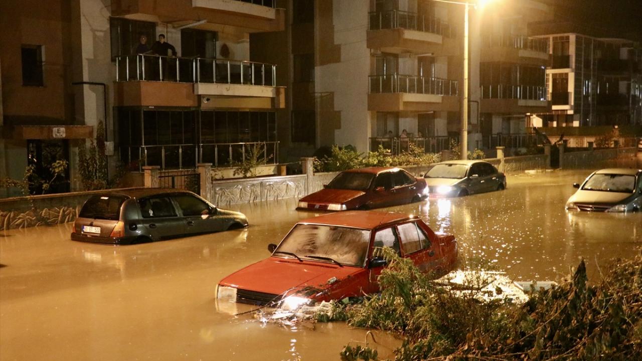 İzmir'in Bergama ilçesinde sağanak hayatı olumsuz etkiledi