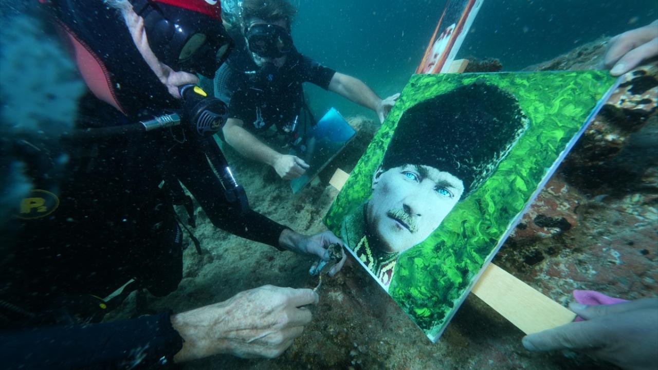 Cumhuriyet'in kuruluşunun 102. yılını su altında Atatürk portresi boyayarak kutladılar