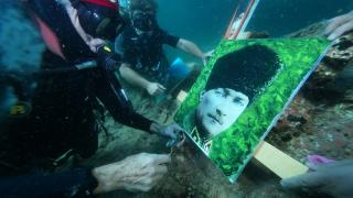 Cumhuriyet'in kuruluşunun 102. yılını su altında Atatürk portresi boyayarak kutladılar