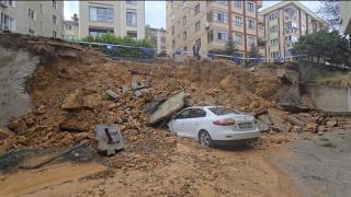 İstanbul'da istinat duvarı araçların üzerine böyle çöktü
