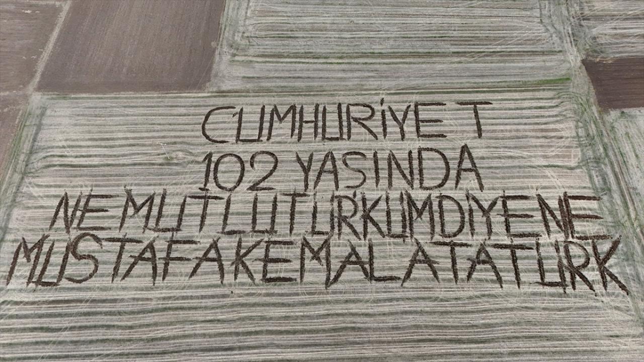 Kırklarelili çiftçi tarlasına pullukla "Cumhuriyet 102 yaşında" yazdı