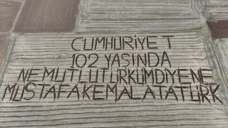 Kırklarelili çiftçi tarlasına pullukla "Cumhuriyet 102 yaşında" yazdı