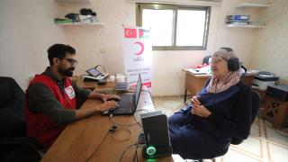 Türk Kızılay, İsrail saldırıları nedeniyle duyma kaybı yaşayan Filistinlilere işitme cihazı dağıttı