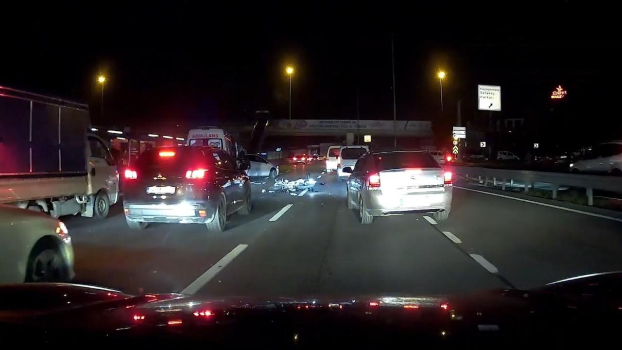 Küçükçekmece’de kaza sonucu yola savrulan motosikletteki 2 kişiye ambulans çarptı Küçükçekmece’de kaza sonucu yola savrulan motosikletteki 2 kişiye ambulans çarptı